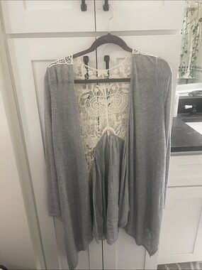 easel Gray Open-Front Cardigan with Cream Lace Back